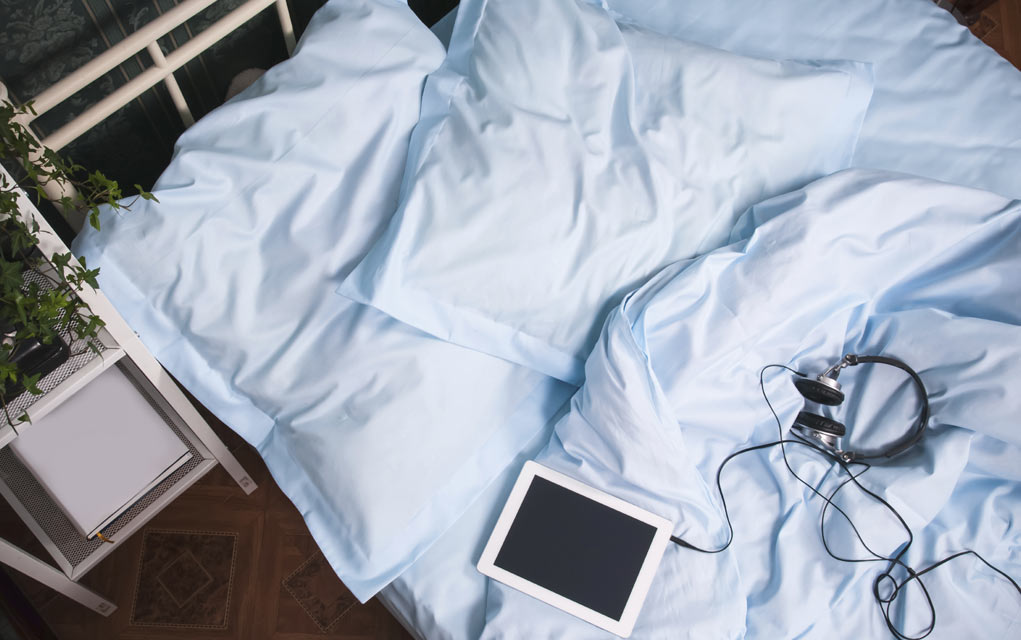 Heres-Why-You-Should-Wash-Your-Bed-Pillows-Often